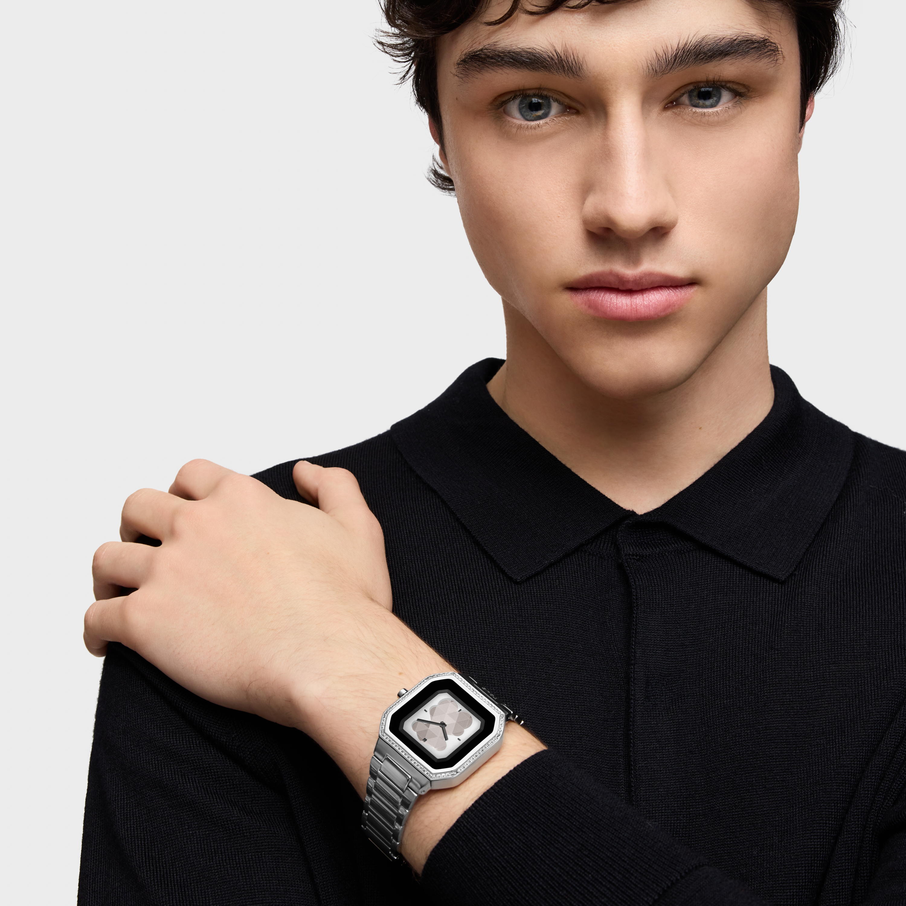 Smartwatch with steel bracelet and zirconias B-Connect