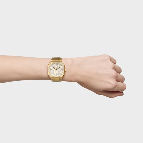 Reloj analógico con brazalete gravado de acero dorado Lit