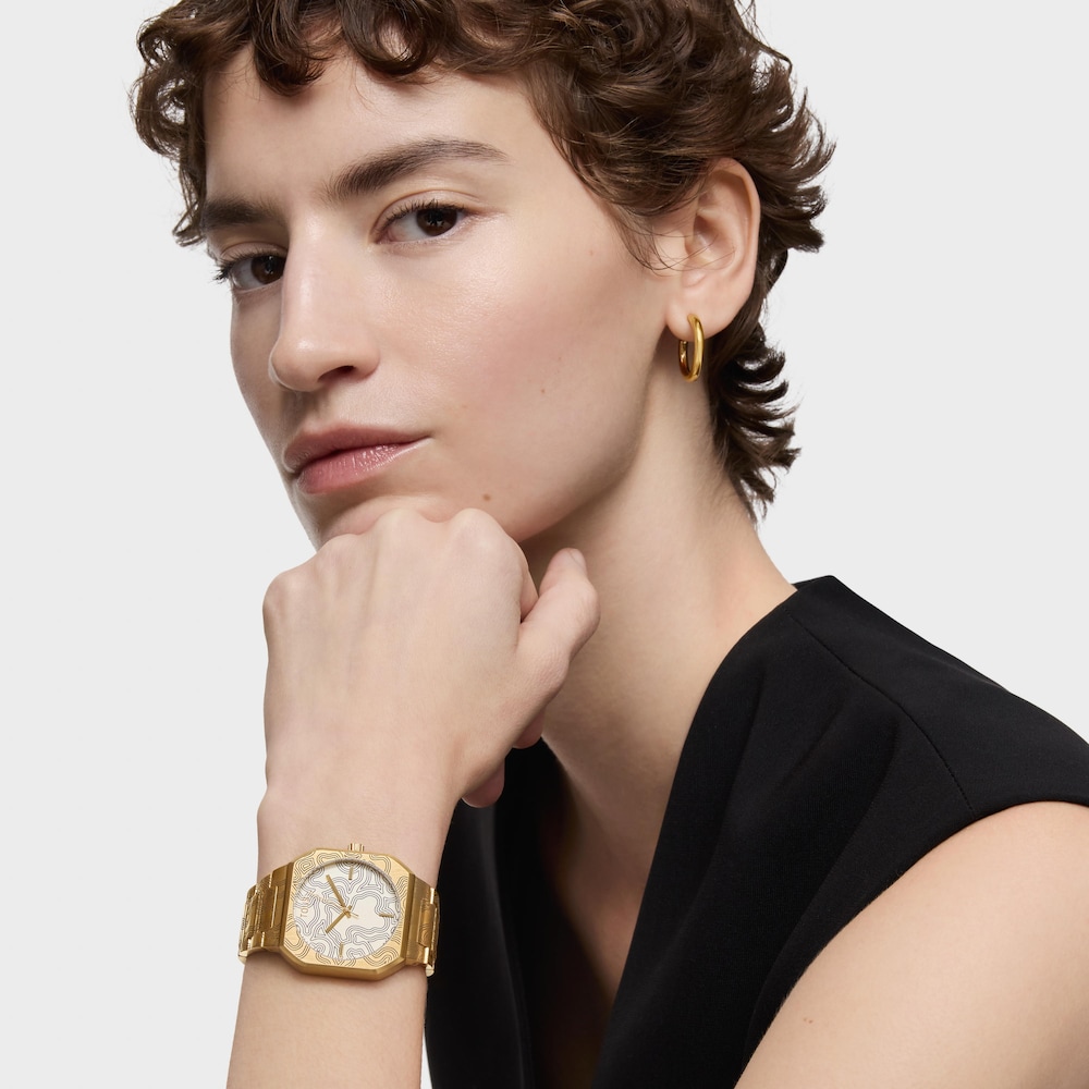 Reloj anal&oacute;gico con brazalete gravado de acero dorado Lit