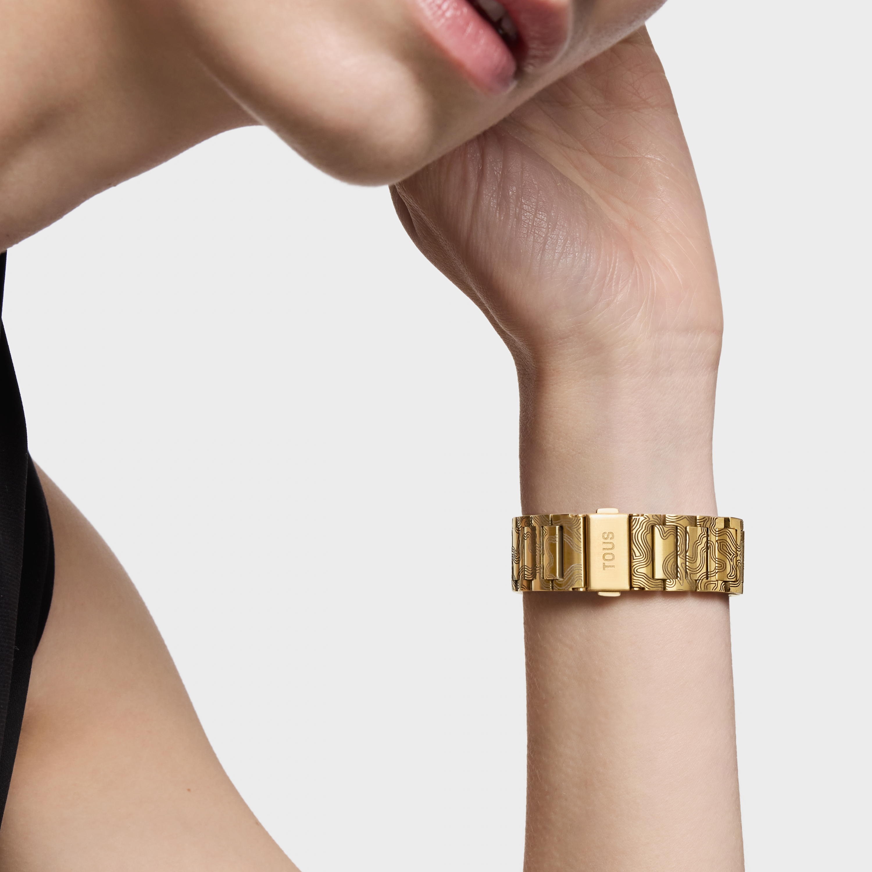 Reloj analógico con brazalete gravado de acero dorado Lit
