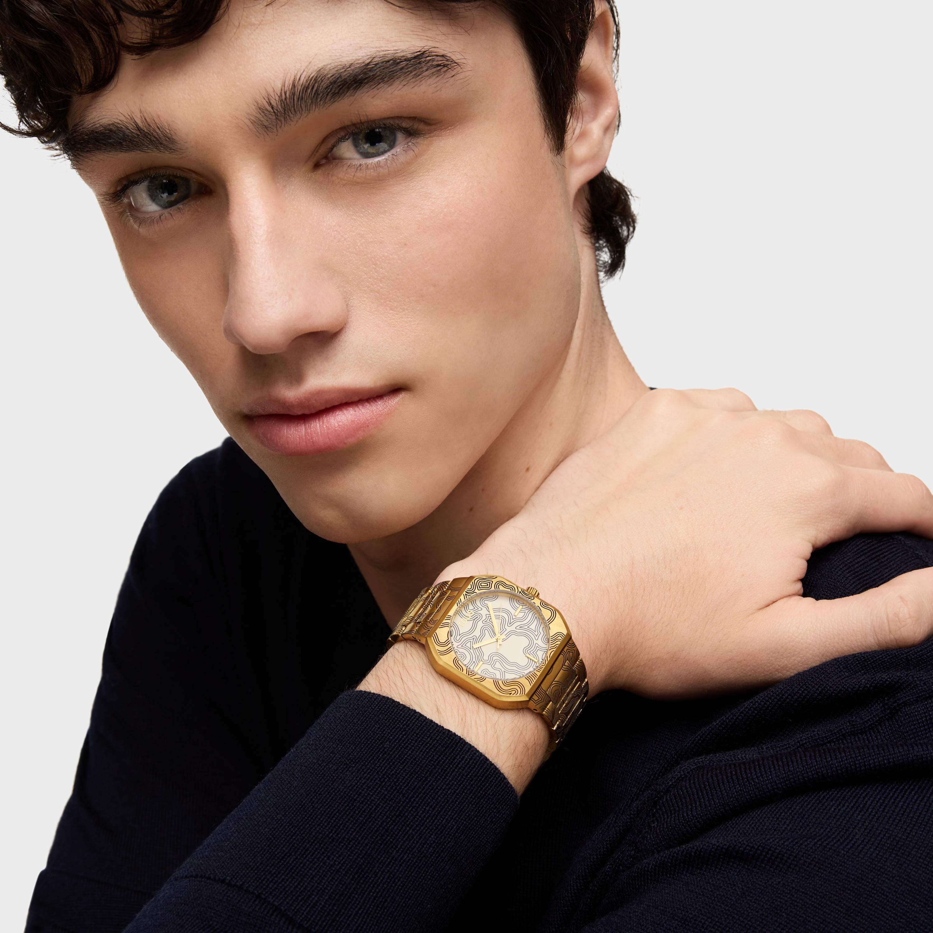 Reloj analógico con brazalete gravado de acero dorado Lit
