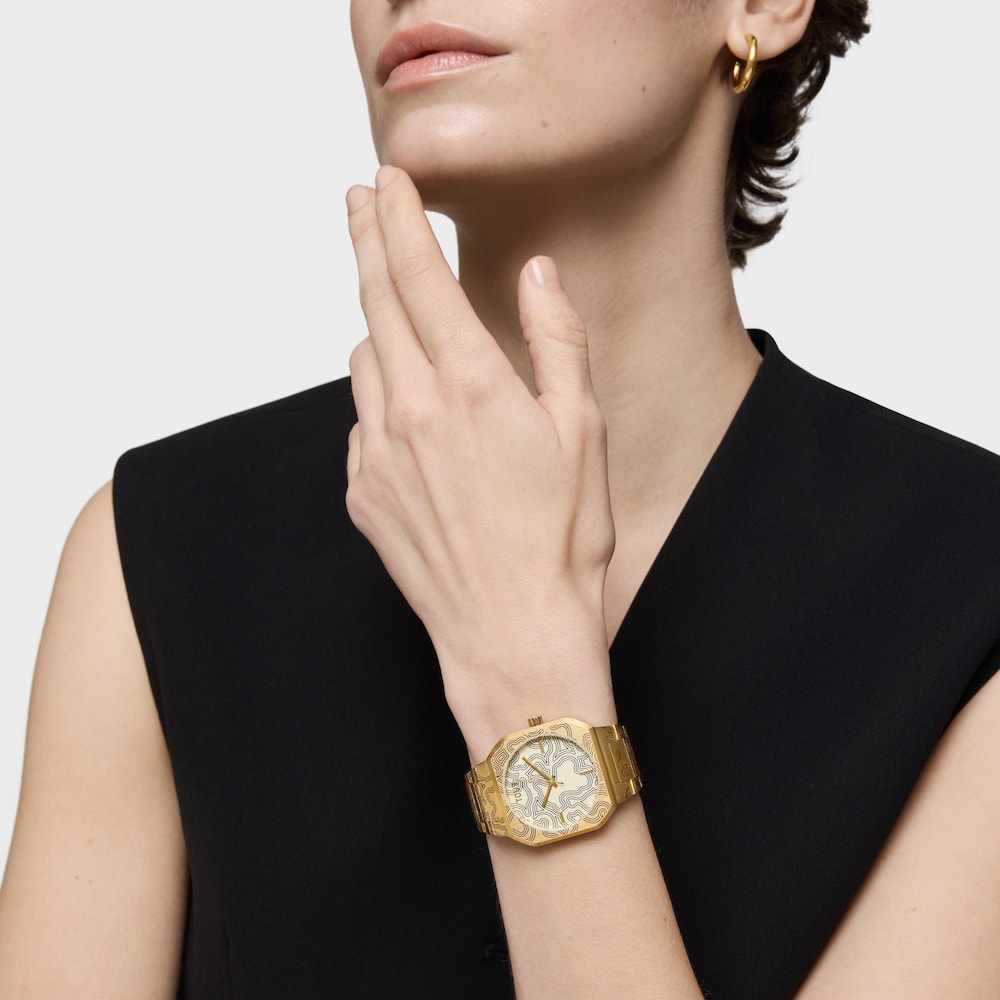 Reloj anal&oacute;gico con brazalete gravado de acero dorado Lit