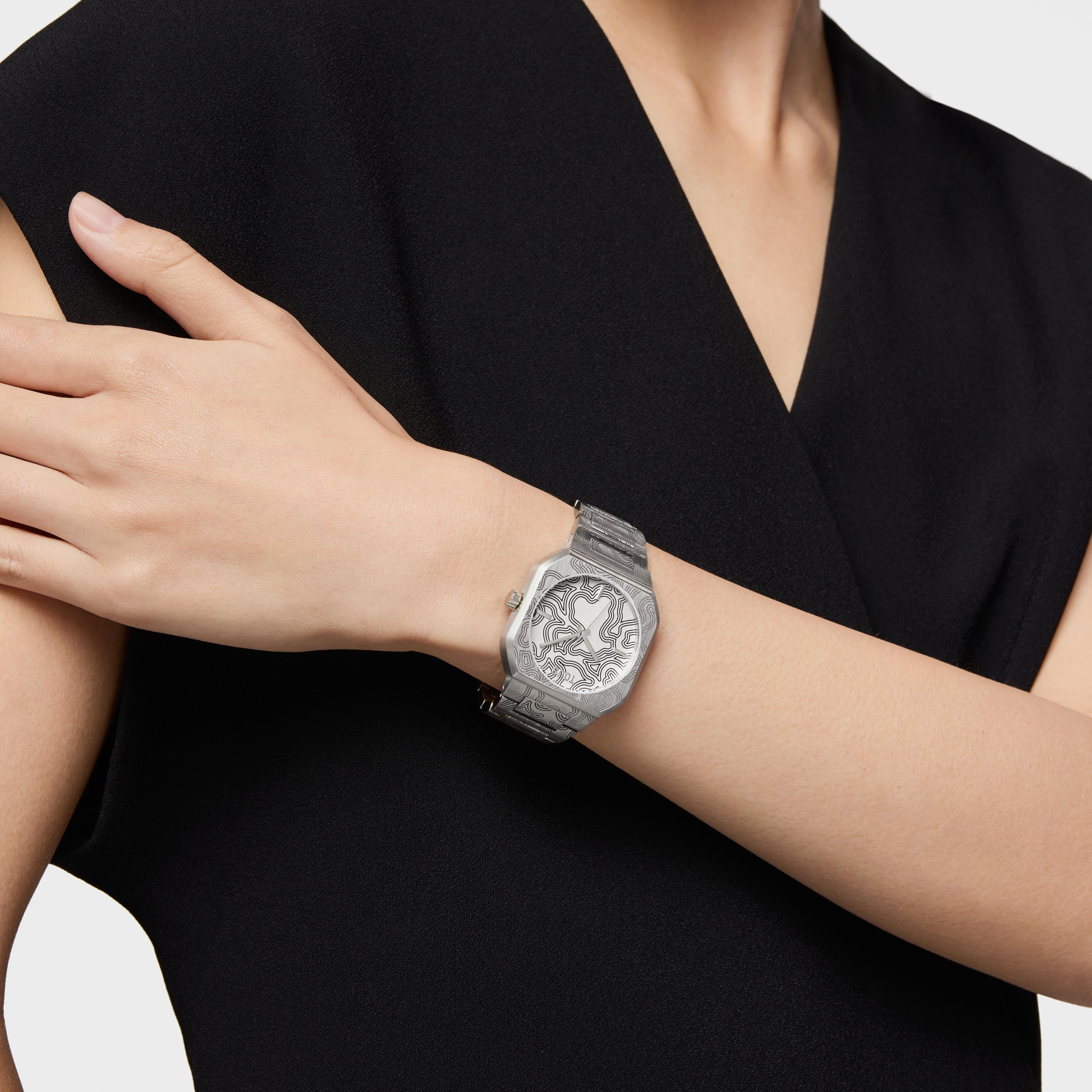 Analog Watch with embossed steel bracelet Lit