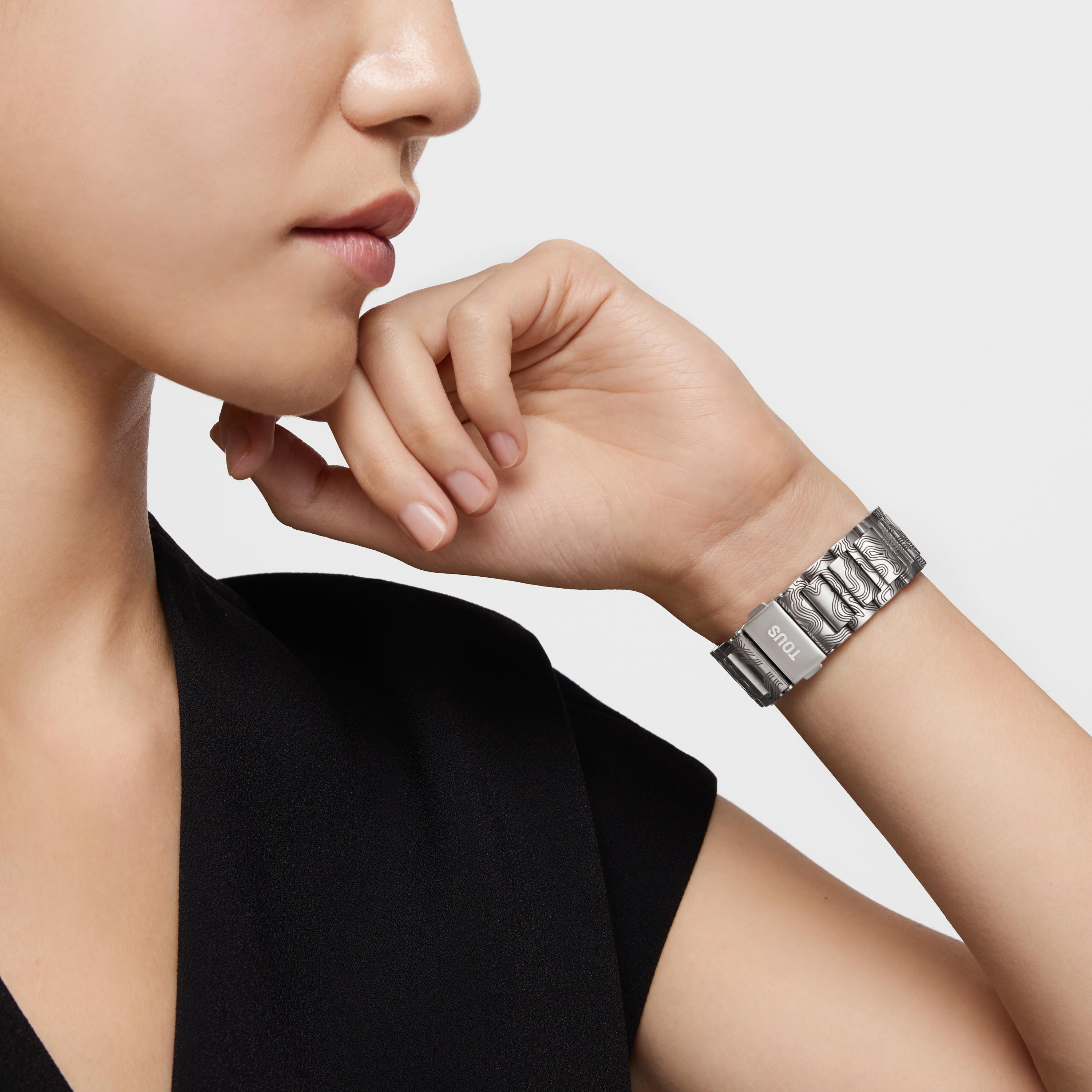 Reloj analógico con brazalete gravado de acero Lit