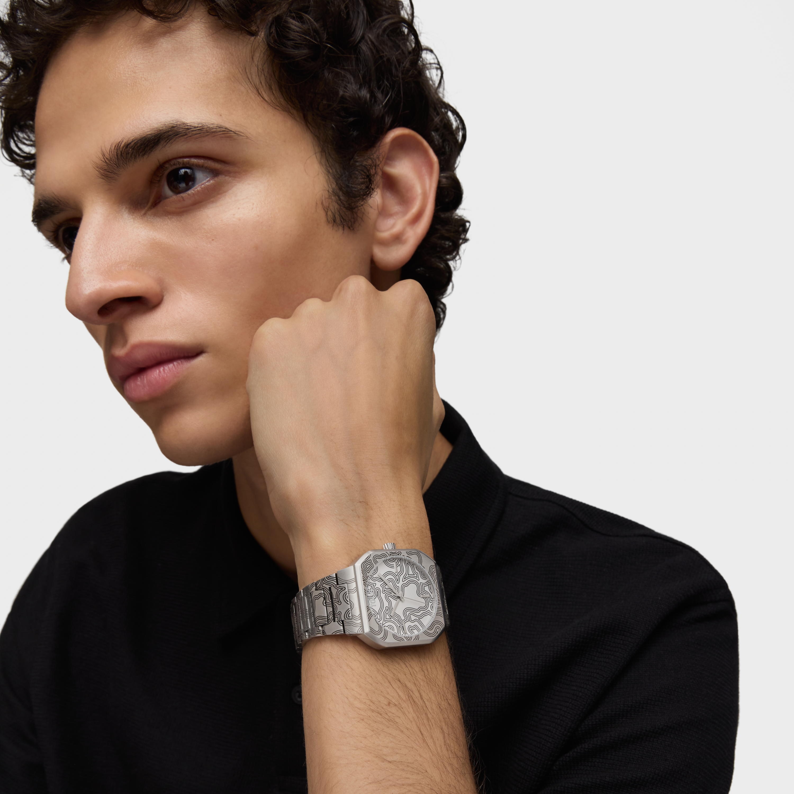 Reloj analógico con brazalete gravado de acero Lit
