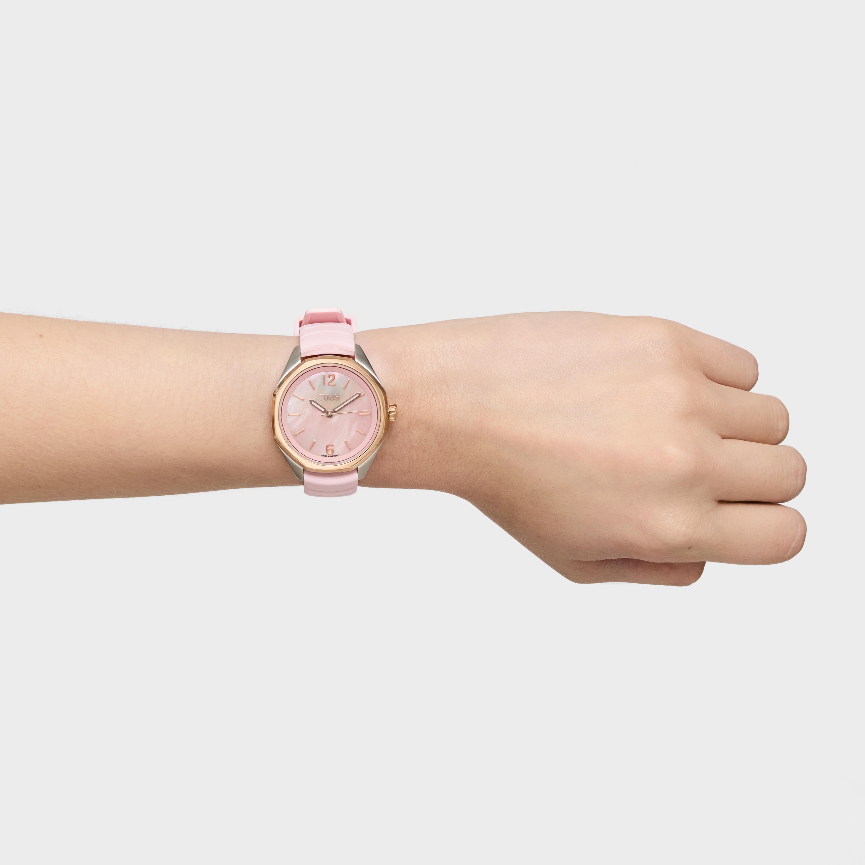 Reloj bicolor analógico con movimiento suizo, esfera de nácar y correa de caucho rosa TOUS Now Lady