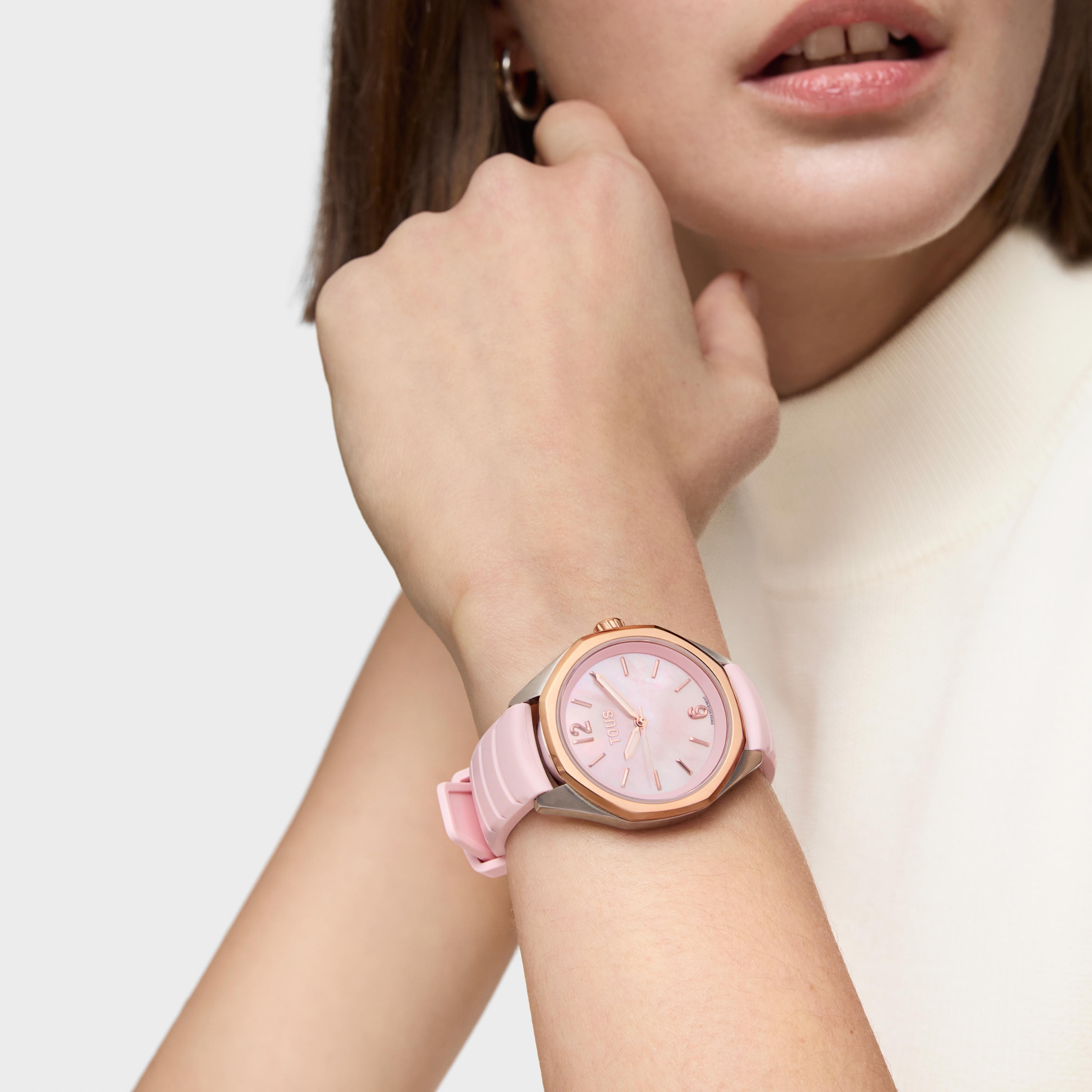 Reloj bicolor analógico con movimiento suizo, esfera de nácar y correa de caucho rosa TOUS Now Lady