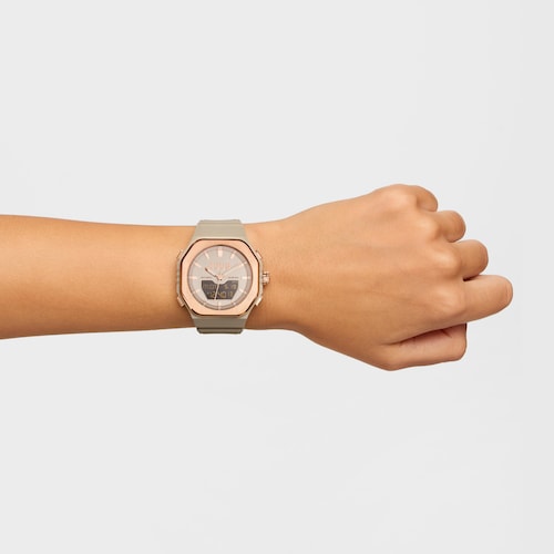 Reloj analógico/digital de acero rosado y brazalete de nylon topo Bet