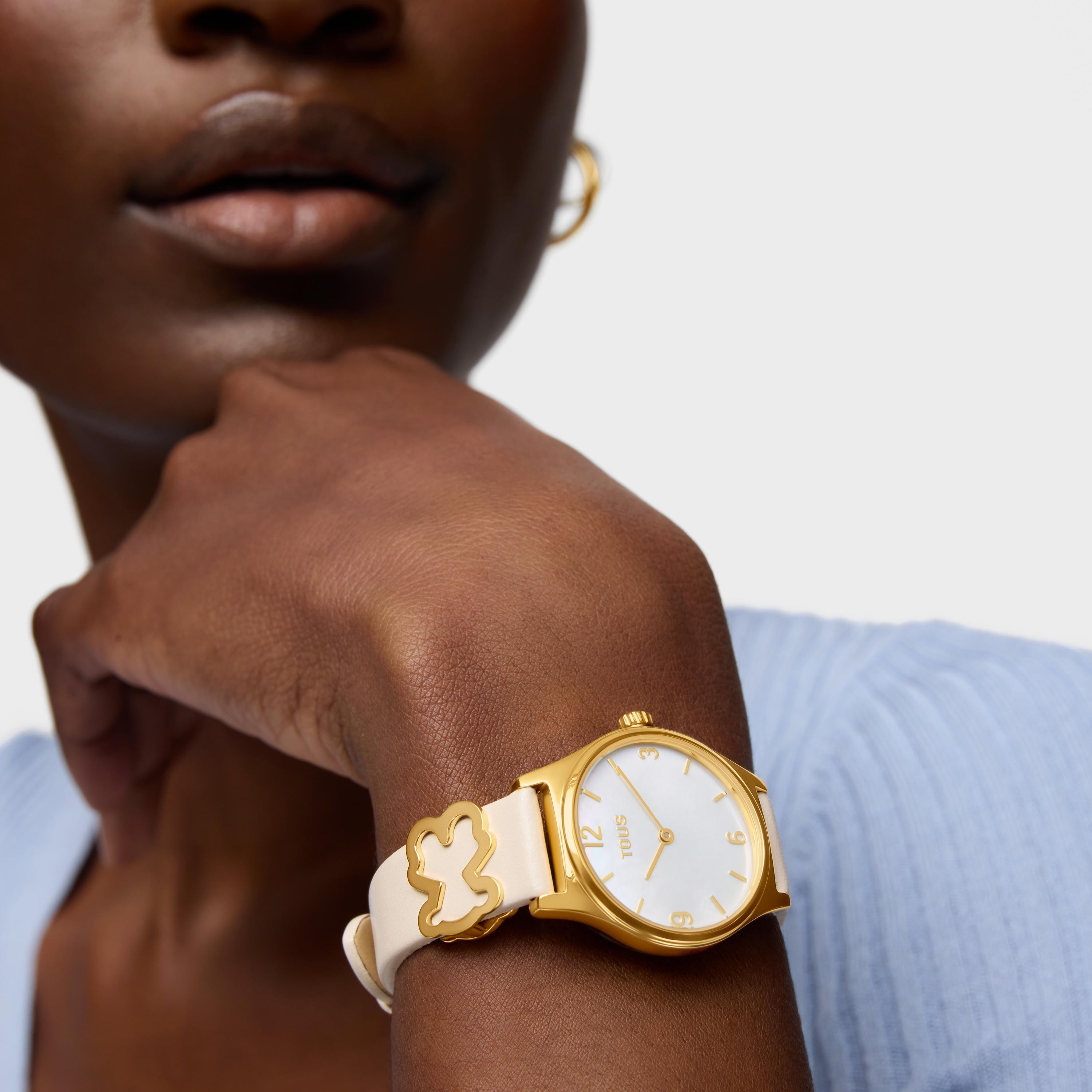 Analog watch with leather bracelet