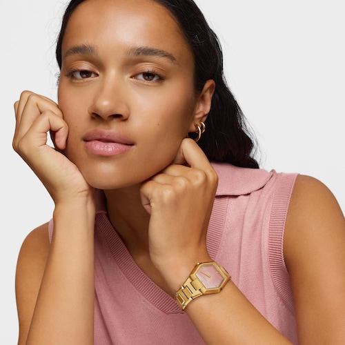 Reloj analógico con brazalete de acero dorado y esfera de nácar rosa Karat