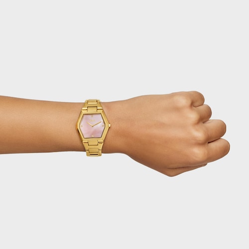 Reloj analógico con brazalete de acero dorado y esfera de nácar rosa Karat