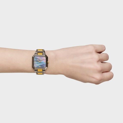 Reloj analógico con brazalete de acero negro, dorado y esfera de nácar gris Karat