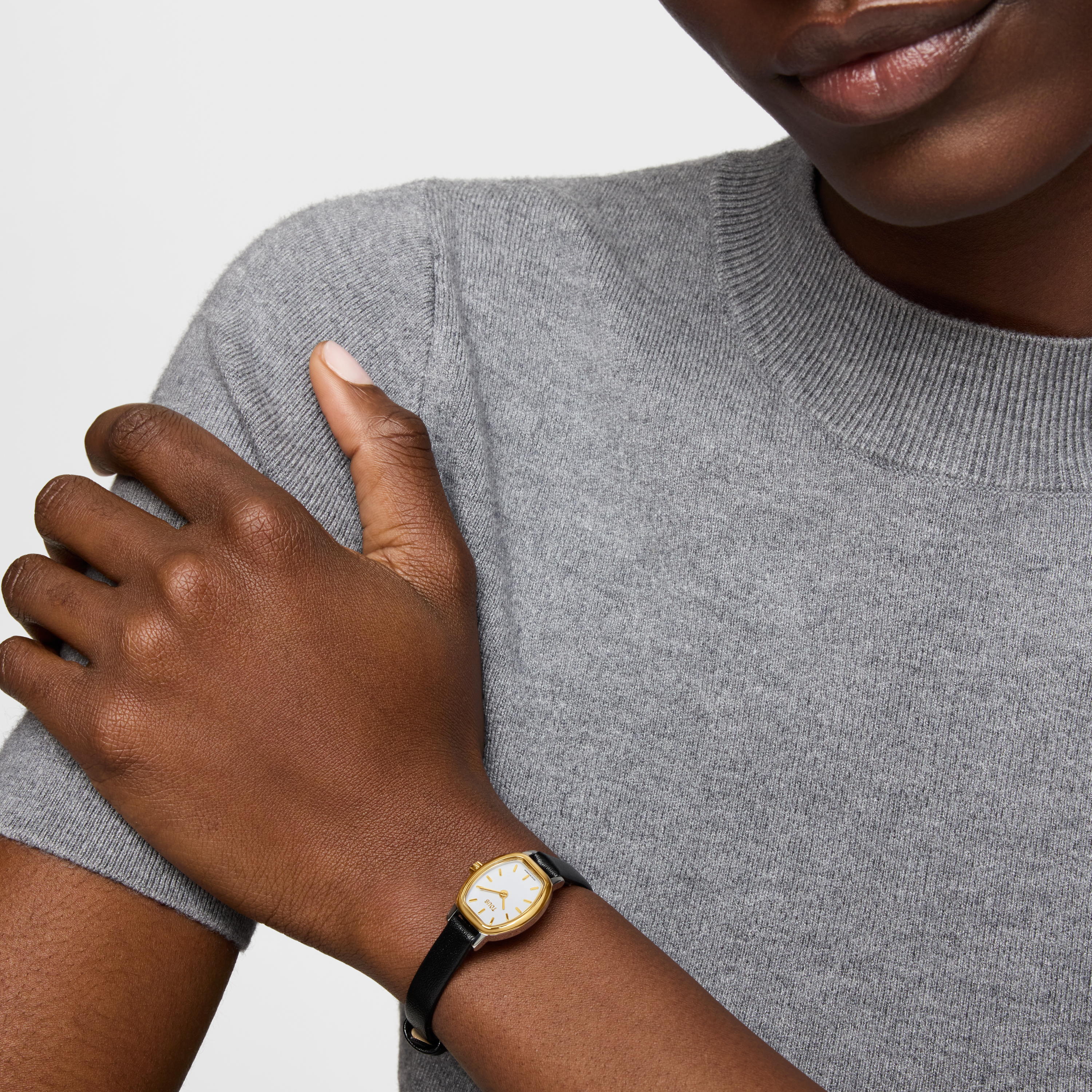 Oval watch with Swiss analog movement made of steel, 14 kt gold, and a leather strap Les Classiques Mini