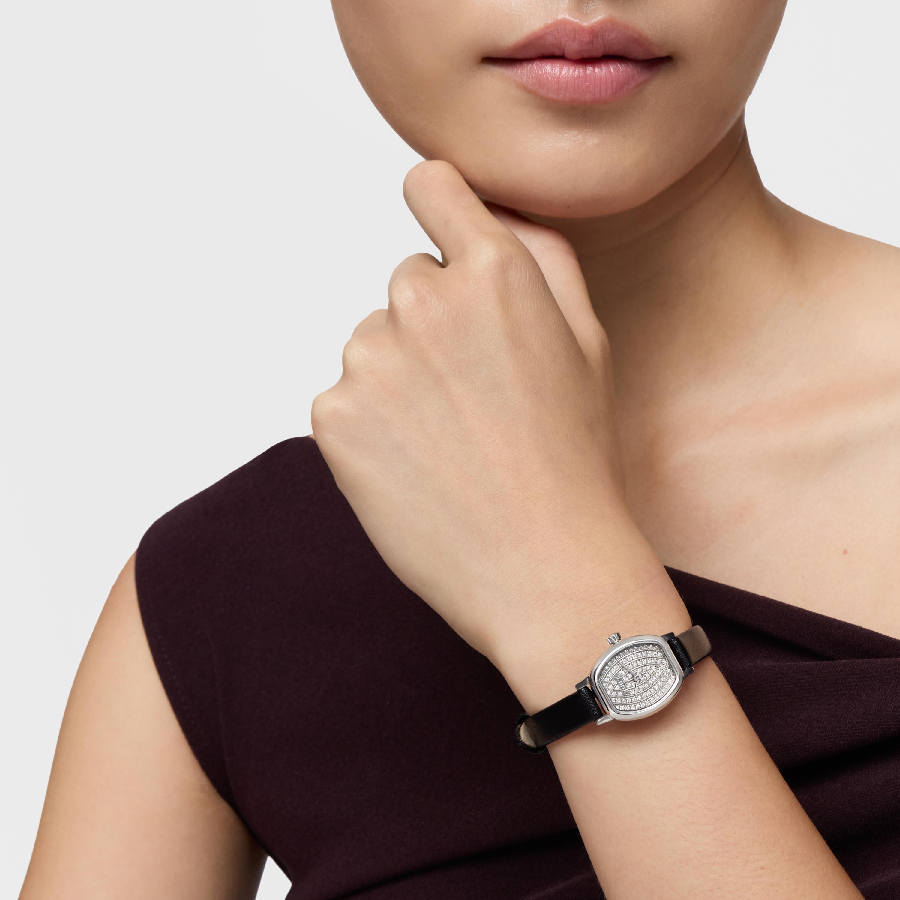 Watch with analog Swiss movement with 0.40ct in diamonds and leather bracelet Les Classiques Mini