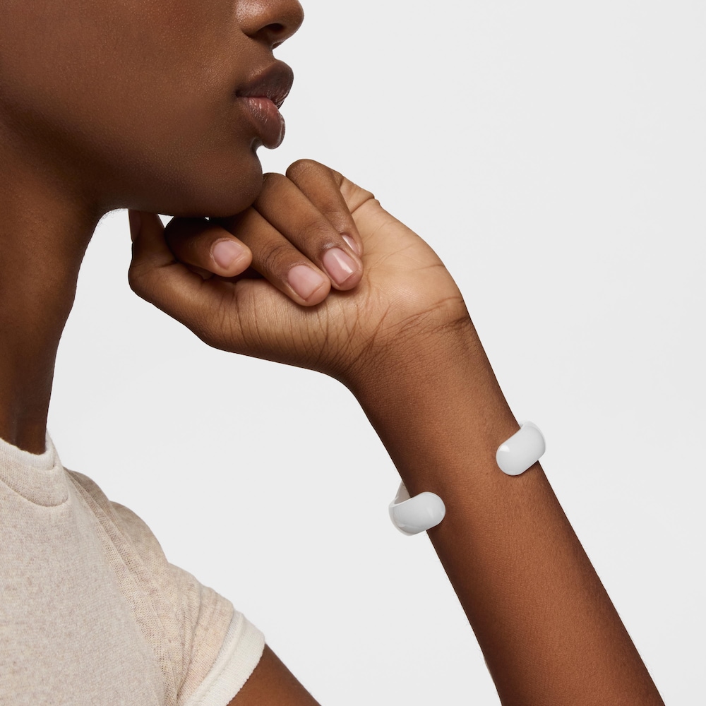 Analogov&eacute; hodinky z oceli ve zlat&eacute; barvě a b&iacute;l&yacute;m n&aacute;ramkem M Bear Folks