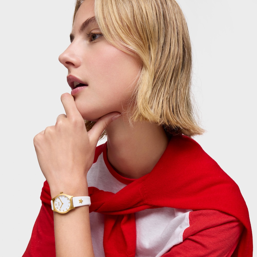 Anal&oacute;gov&eacute; Hodinky s&nbsp;bielym remienkom a&nbsp;oceľou zlatej farby TOUS EPIC ICON KDT CHARMS