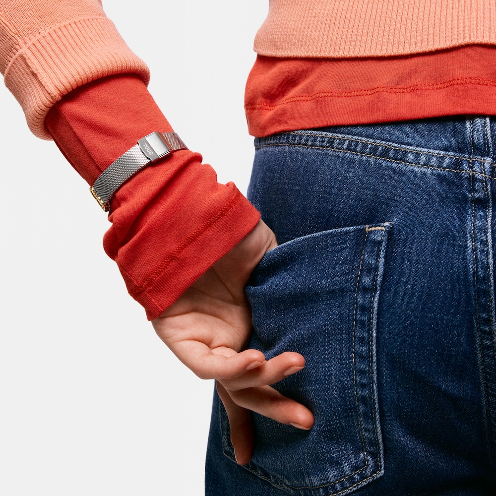 Reloj anal&oacute;gico con brazalete de acero con motivo, acero dorado y esfera de n&aacute;car EPIC ICON KDT