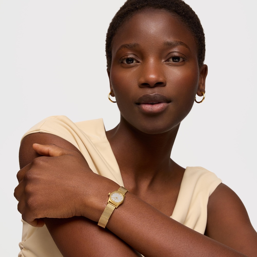 Reloj anal&oacute;gico con brazalete de acero dorado y esfera de n&aacute;car EPIC MINI