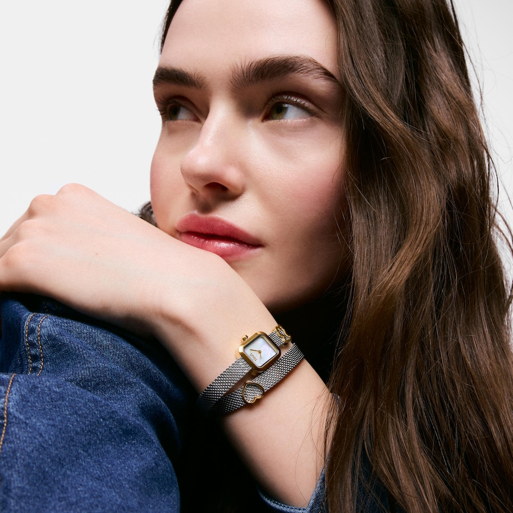 Reloj anal&oacute;gico con brazalete de acero con motivo, acero dorado y esfera de n&aacute;car ICON TIME EMBRACED