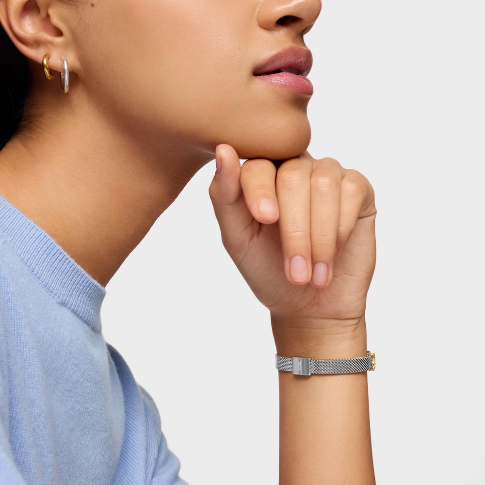 Reloj anal&oacute;gico con brazalete de acero con motivo, acero dorado y esfera de n&aacute;car ICON TIME CHARMS