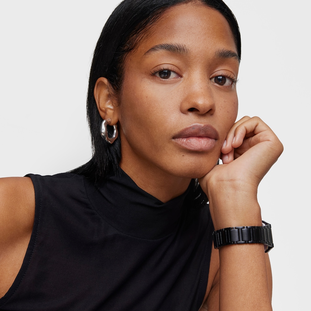 Anal&oacute;gov&eacute; hodinky s&nbsp;remienkom z&nbsp;čierneho hlin&iacute;ka so zirk&oacute;nmi Karat Squared