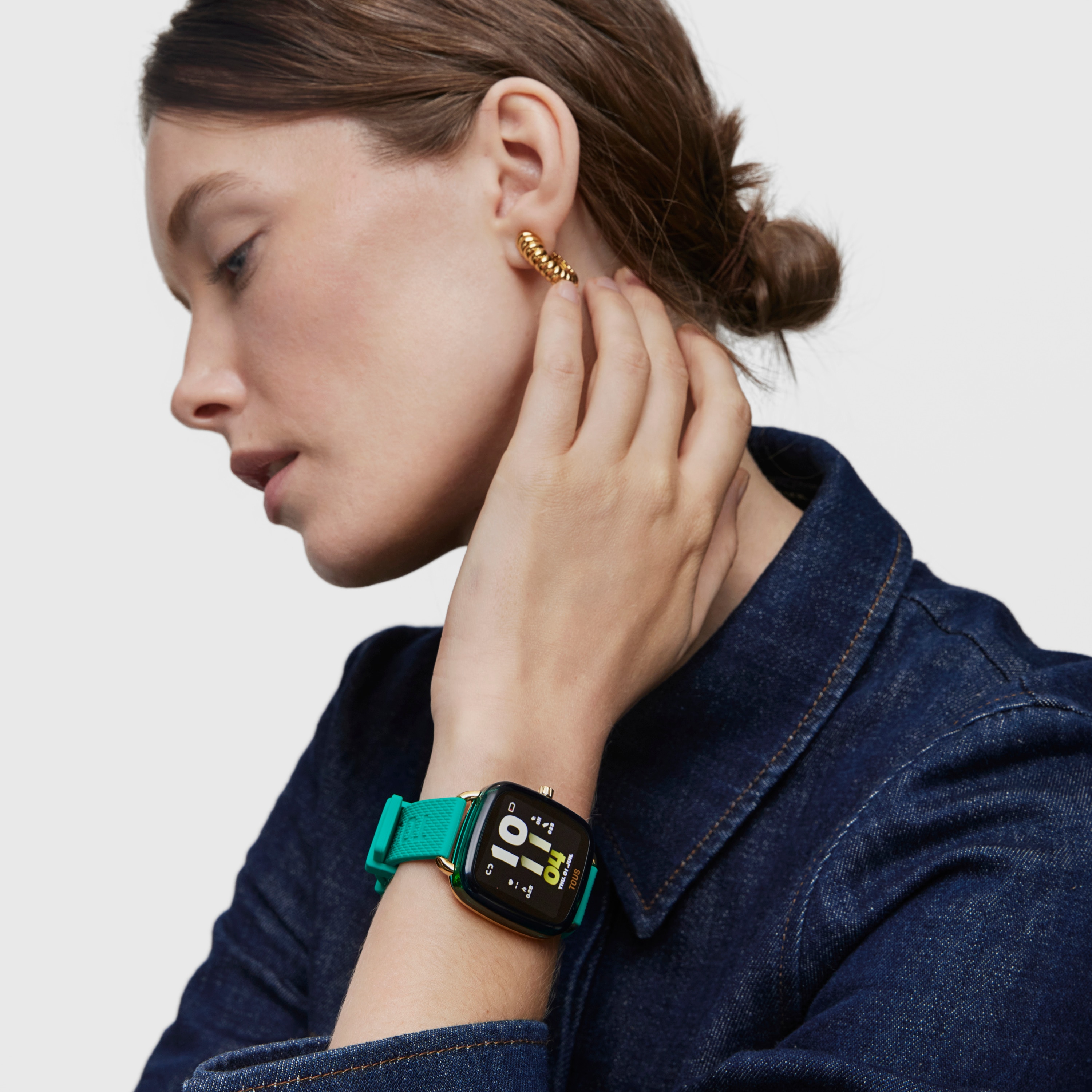 D-Connect Smartwatch with green silicone strap