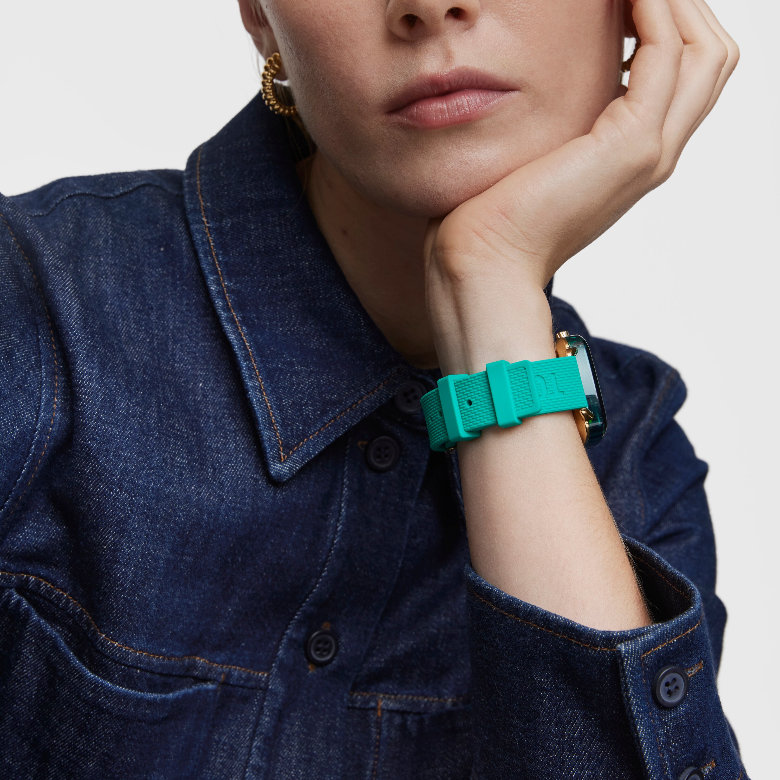 D-Connect Smartwatch with green silicone strap