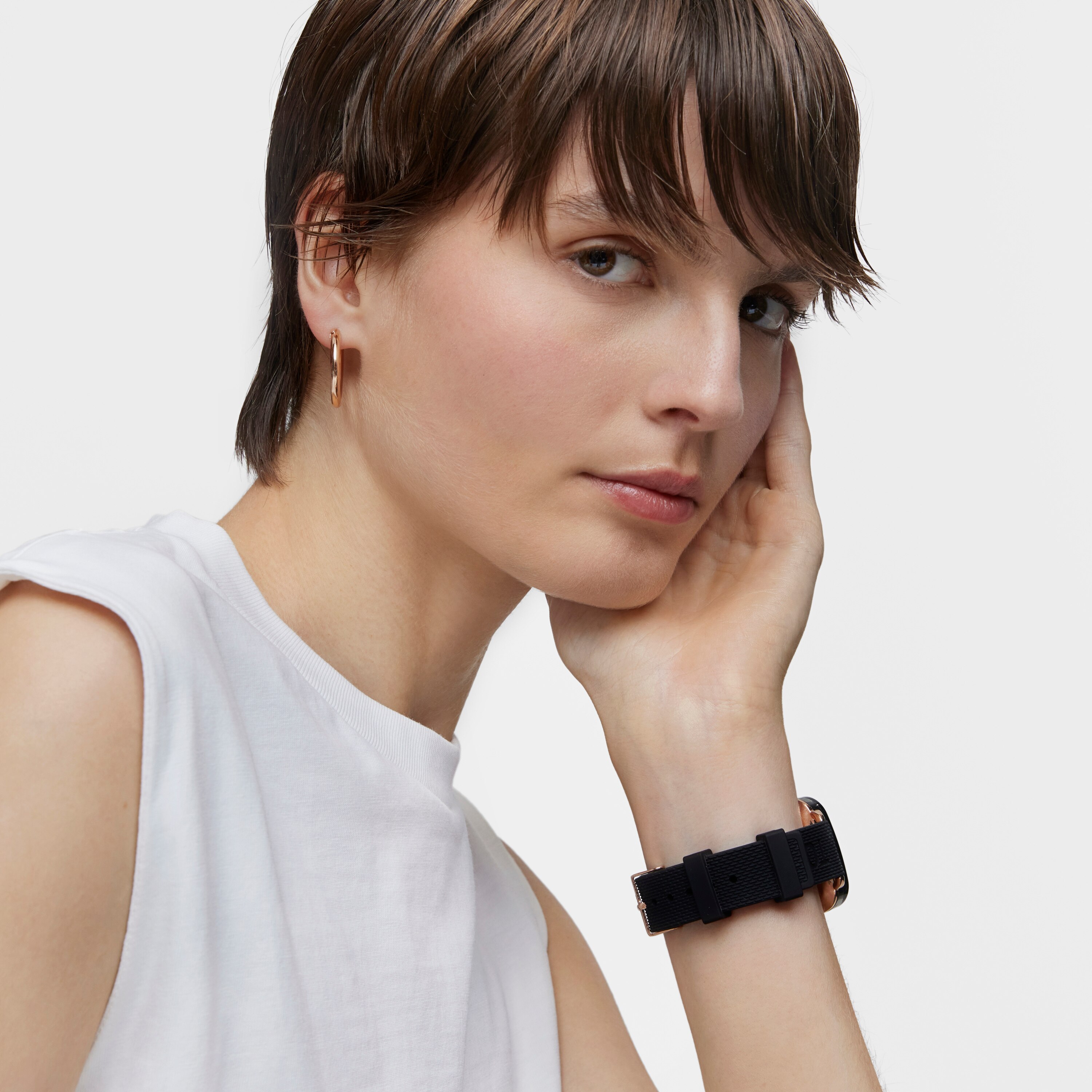 D-Connect Smartwatch with black silicone strap
