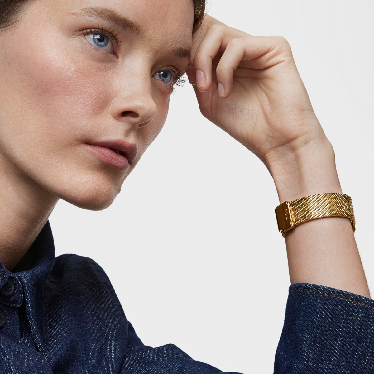 D-Connect Smartwatch with gold-colored IPG steel bracelet