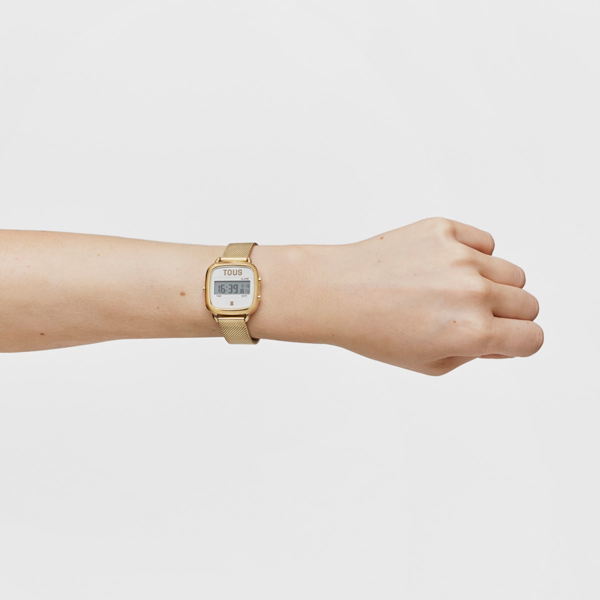 Reloj digital con brazalete de acero IPG dorado D-Logo New
