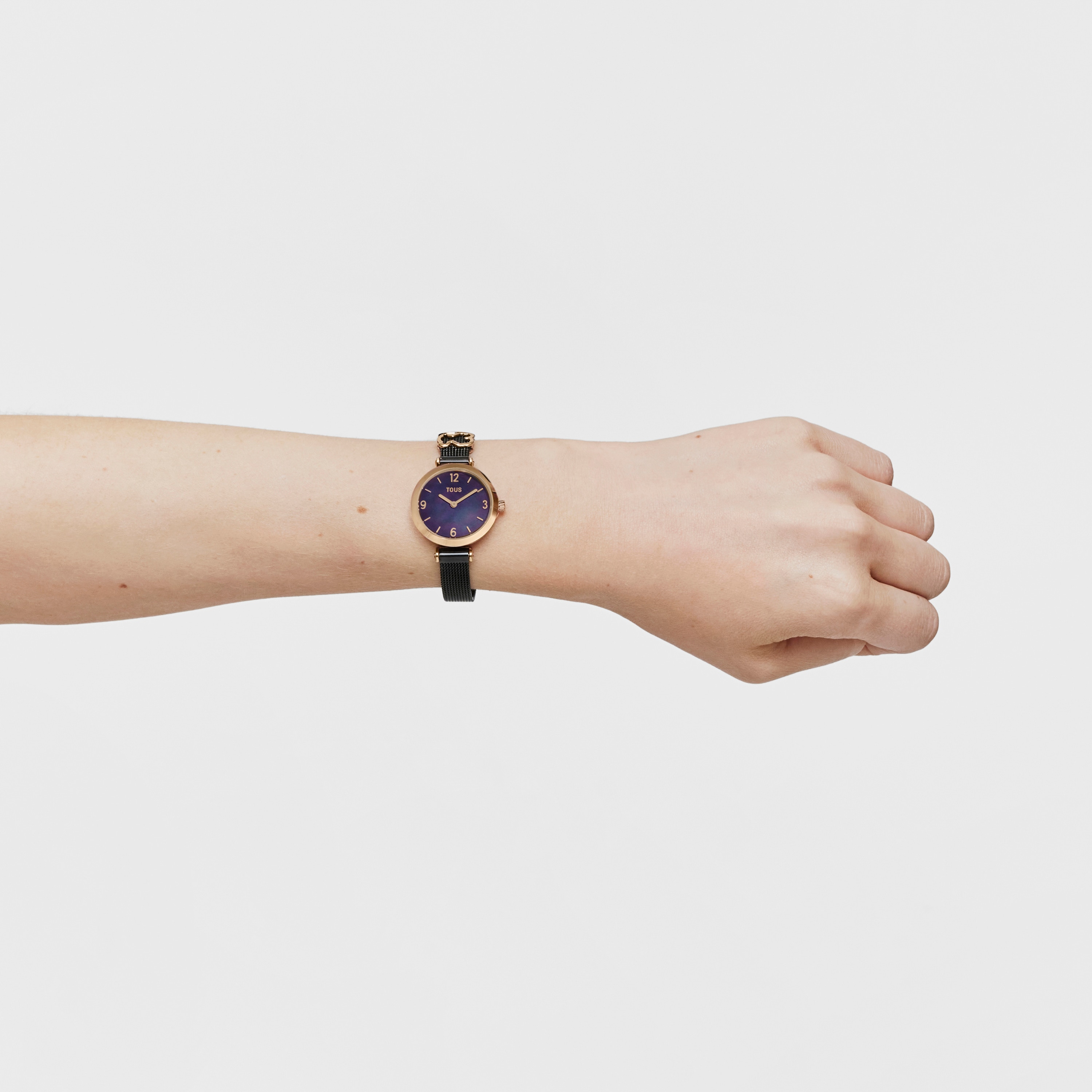 Reloj analógico con brazalete de acero IP negro y acero IPRG rosa Icon Charms