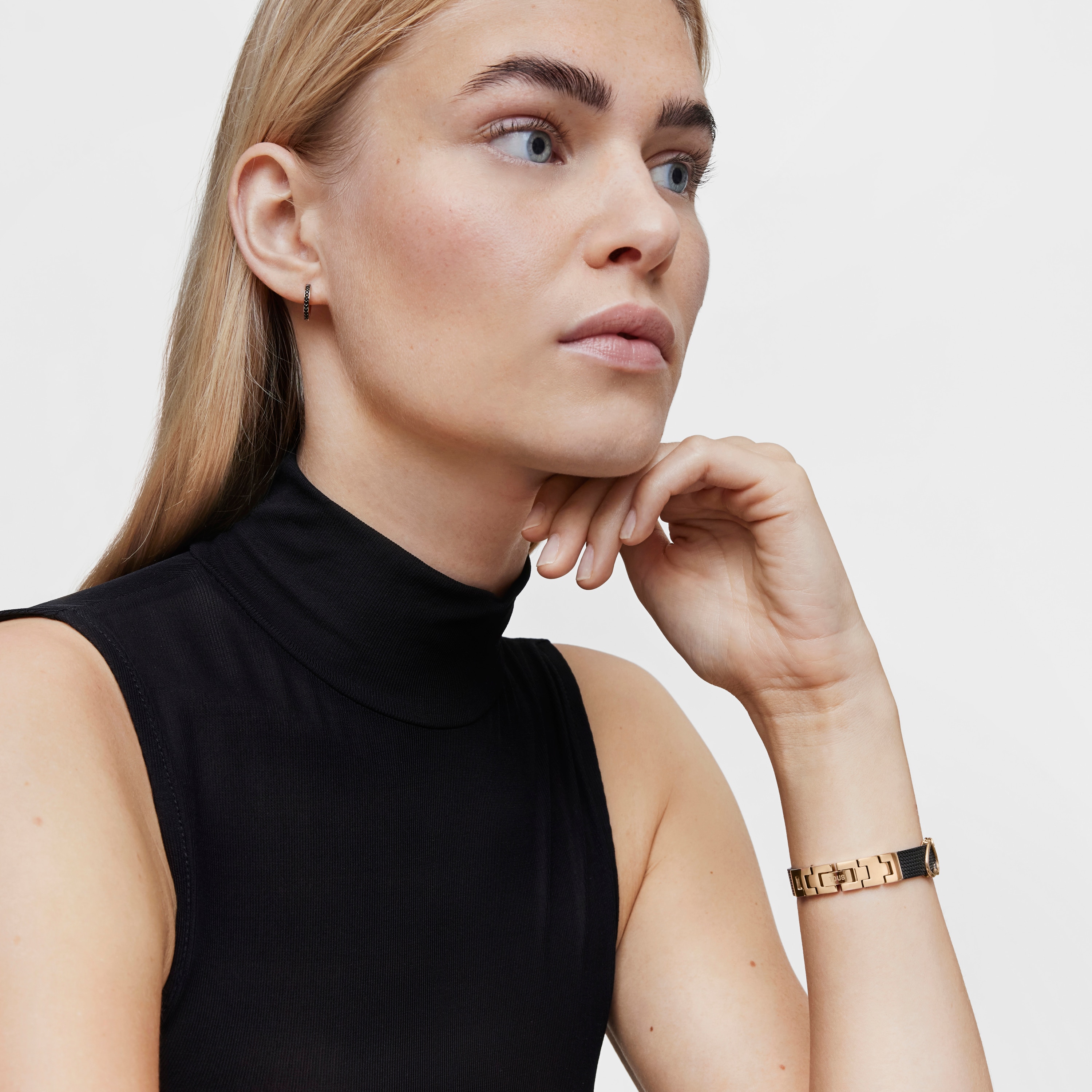 Reloj analógico con brazalete de acero IP negro y acero IPRG rosa Icon Charms