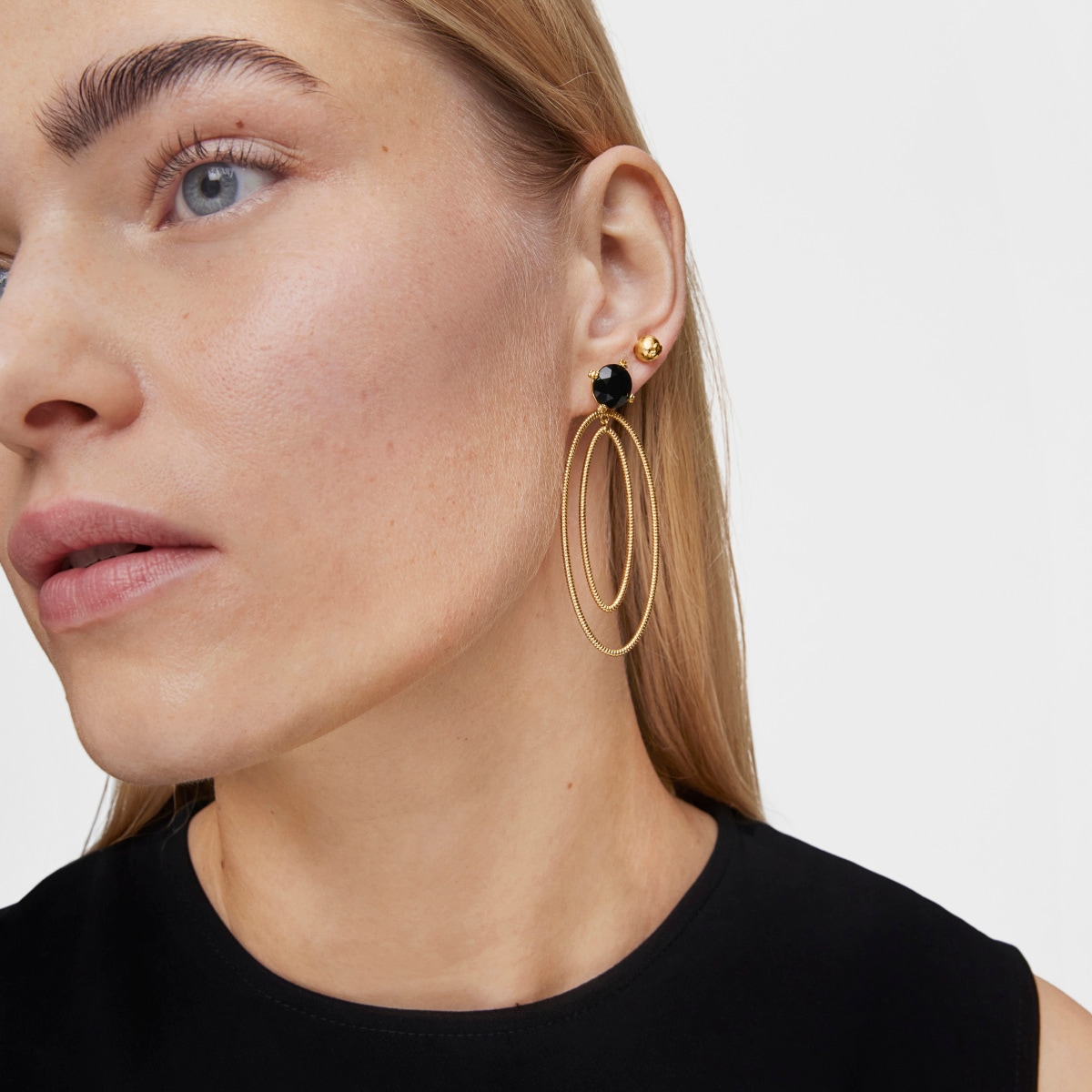 Hoop earrings with 18kt gold plating over silver and onyx Cachito Mío