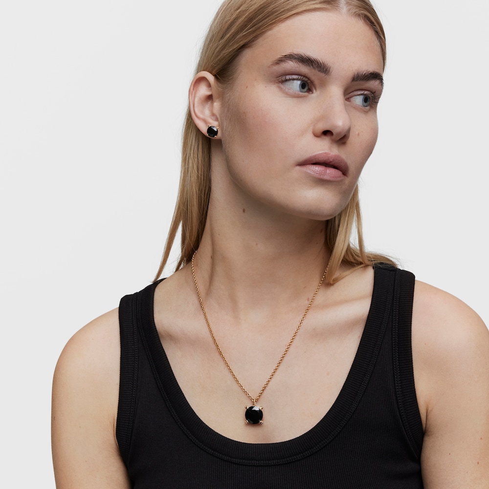 Pendant with 18kt gold plating over silver and onyx Cachito Mío Pendant with 18kt gold plating over silver and onyx Cachito Mío