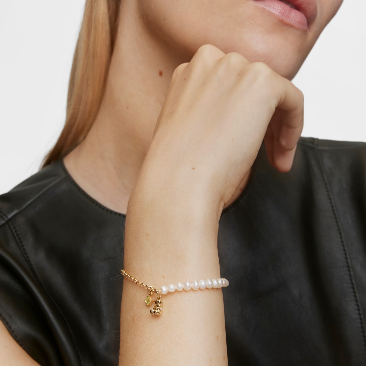 Chain bear Bracelet with gold plating over silver, cultured pearls and peridot Bold Bear