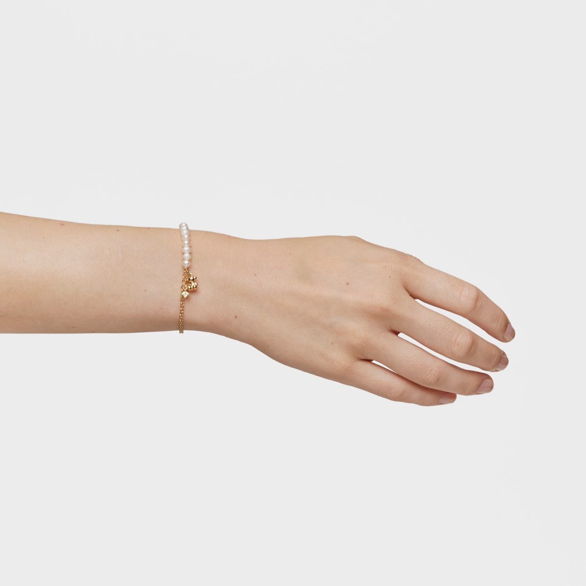 Chain bear Bracelet with gold plating over silver, cultured pearls and peridot Bold Bear
