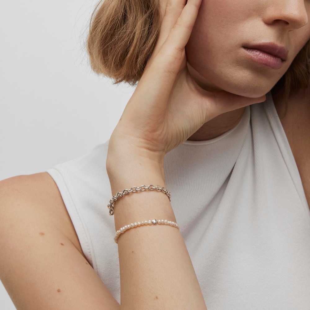 Elastic Bold Motif Bracelet with cultured pearls and flower motifs in silver