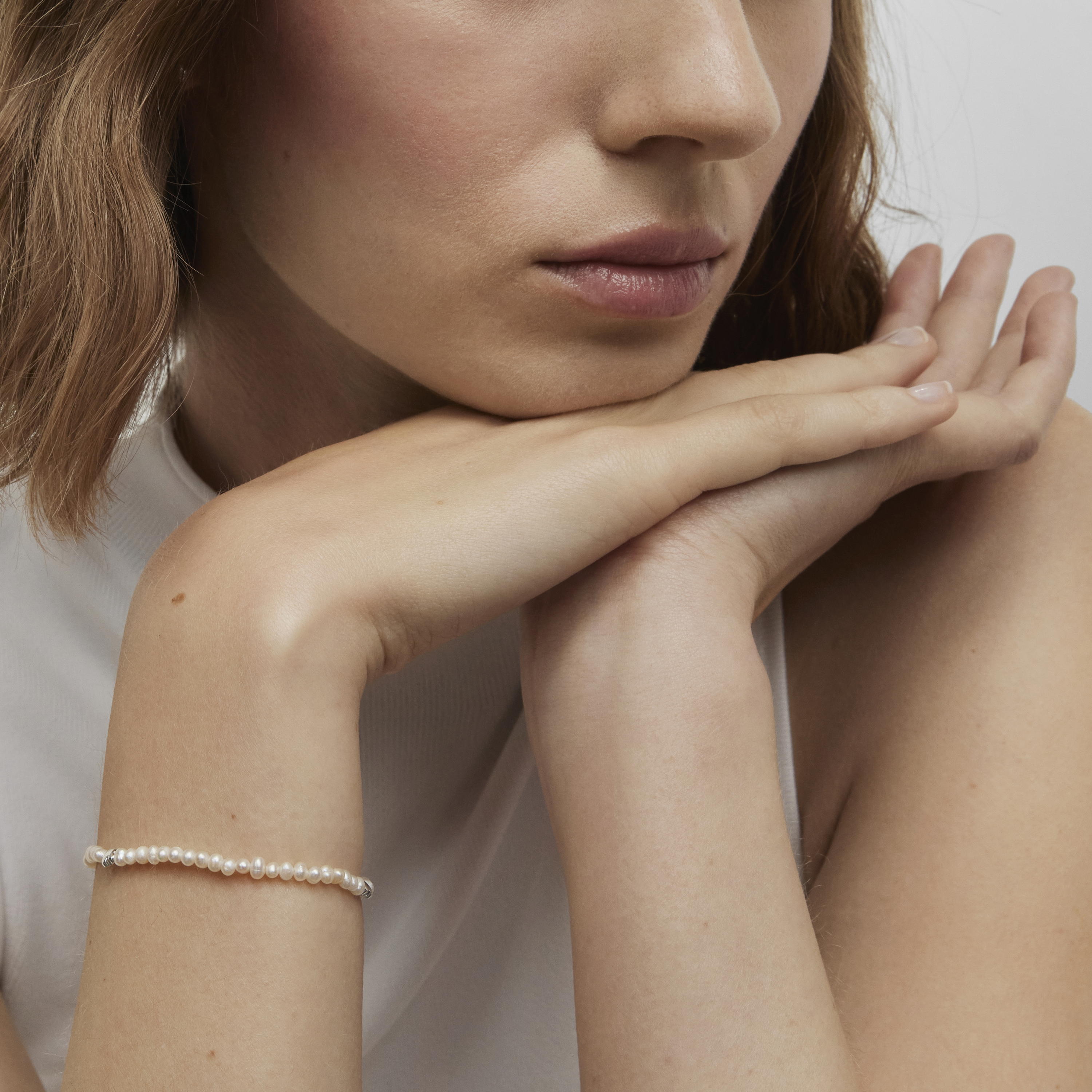 Elastic Bold Motif Bracelet with cultured pearls and flower motifs in silver