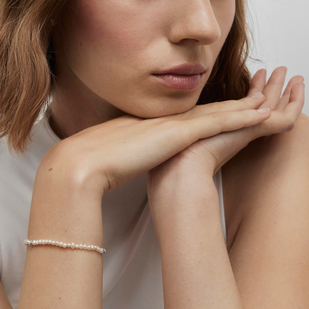 Elastic Bold Motif Bracelet with cultured pearls and flower motifs in silver