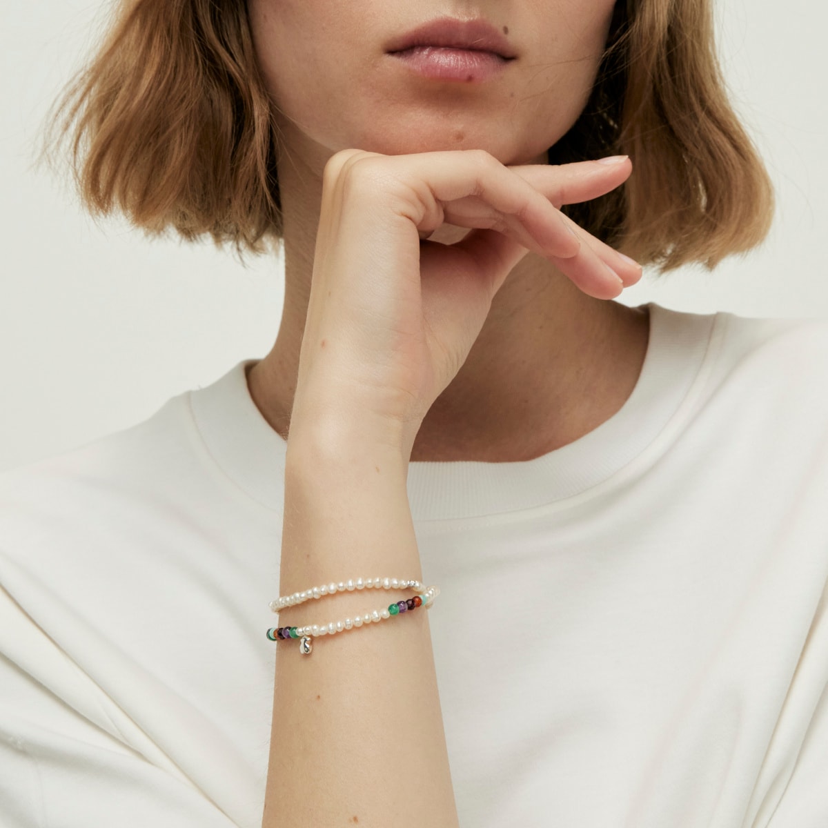 Elastic Bold Motif Bracelet with gemstones, cultured pearls and a silver bear motif