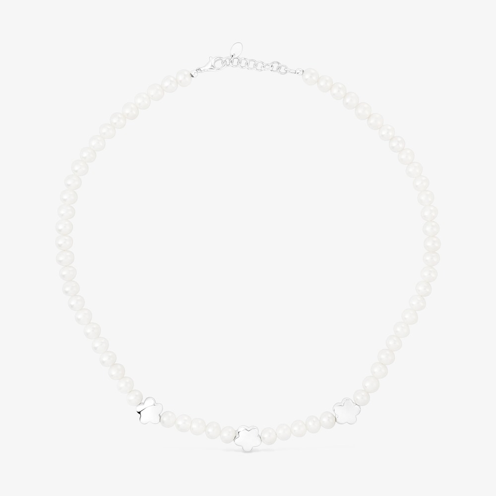 N&aacute;hrdeln&iacute;k Bold Motif s&nbsp;uměle vypěstovan&yacute;mi perlami a květinov&yacute;mi motivy ze stř&iacute;bra