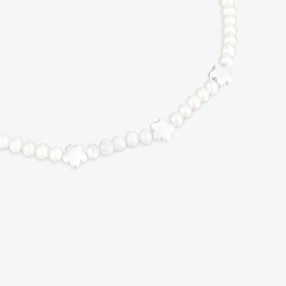 N&aacute;hrdeln&iacute;k Bold Motif s&nbsp;uměle vypěstovan&yacute;mi perlami a květinov&yacute;mi motivy ze stř&iacute;bra