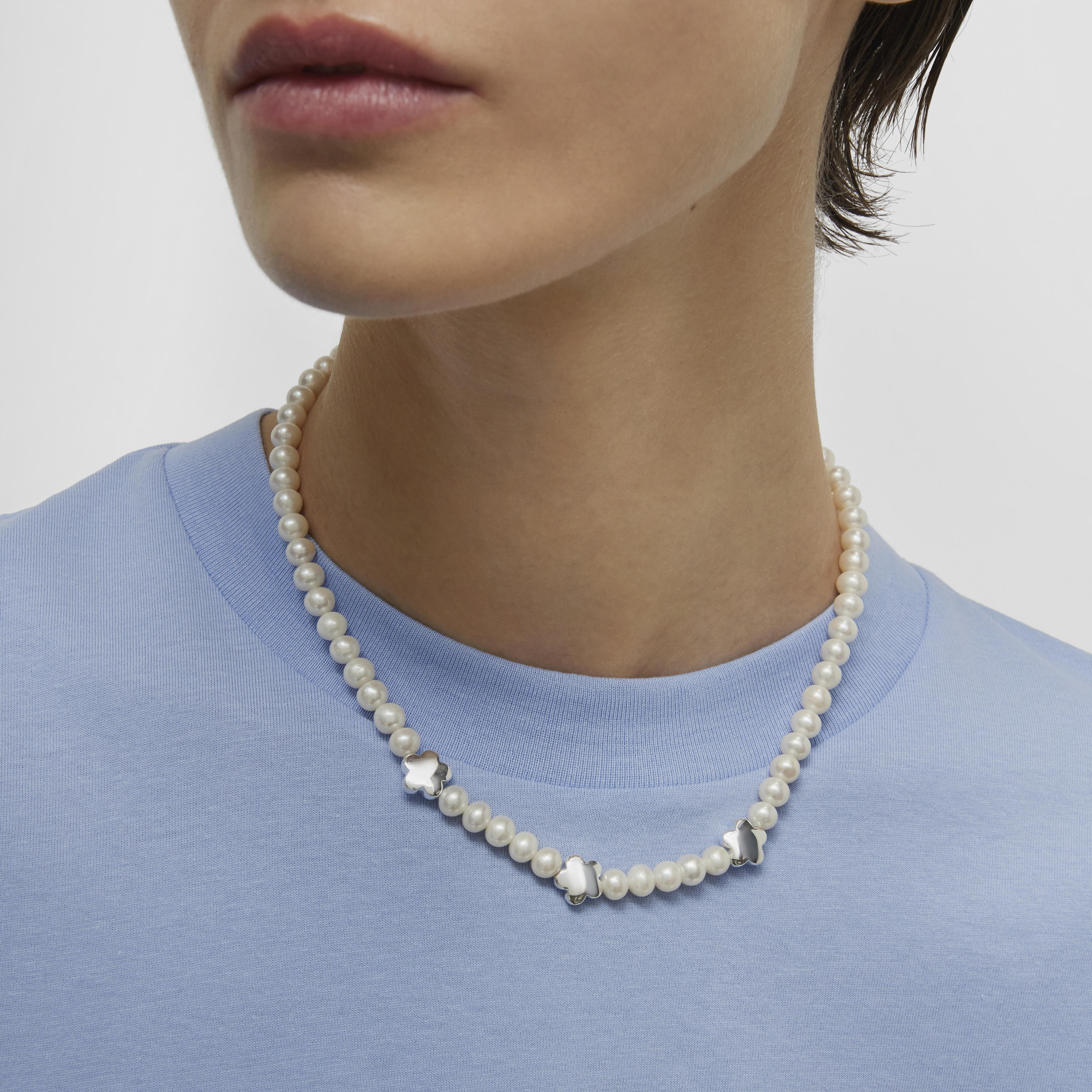 Bold Motif Necklace with cultured pearls and flower motifs in silver
