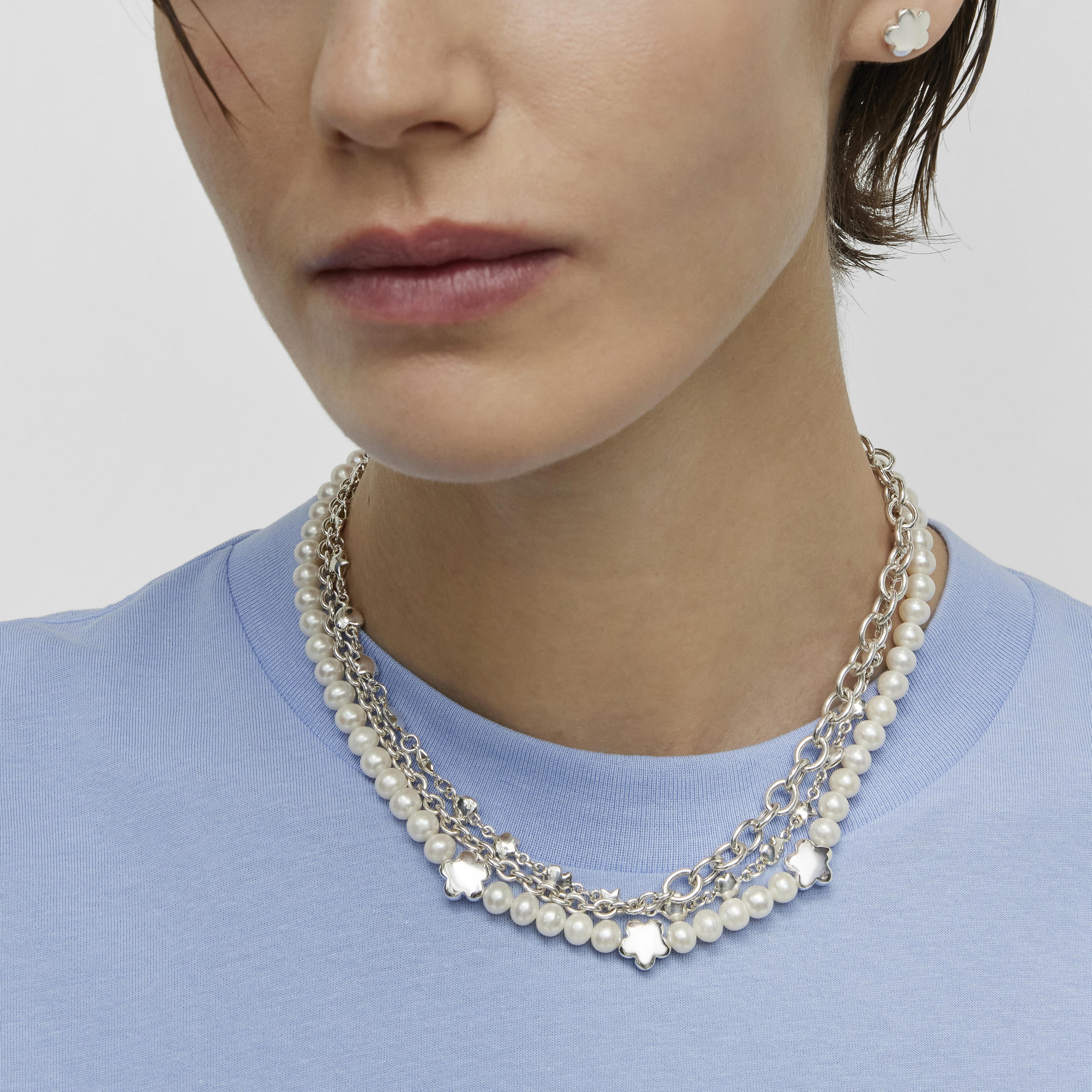 Bold Motif Necklace with cultured pearls and flower motifs in silver