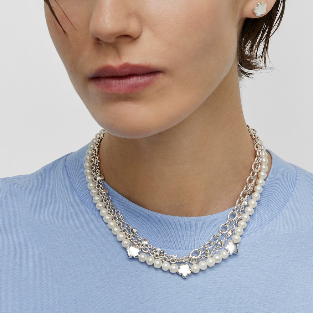 N&aacute;hrdeln&iacute;k Bold Motif s&nbsp;uměle vypěstovan&yacute;mi perlami a květinov&yacute;mi motivy ze stř&iacute;bra