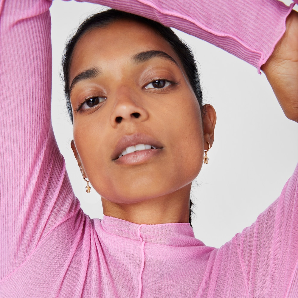 Aretes aro con ba&ntilde;o de oro 18 kt sobre plata flor con perla cultivada Iris Motif