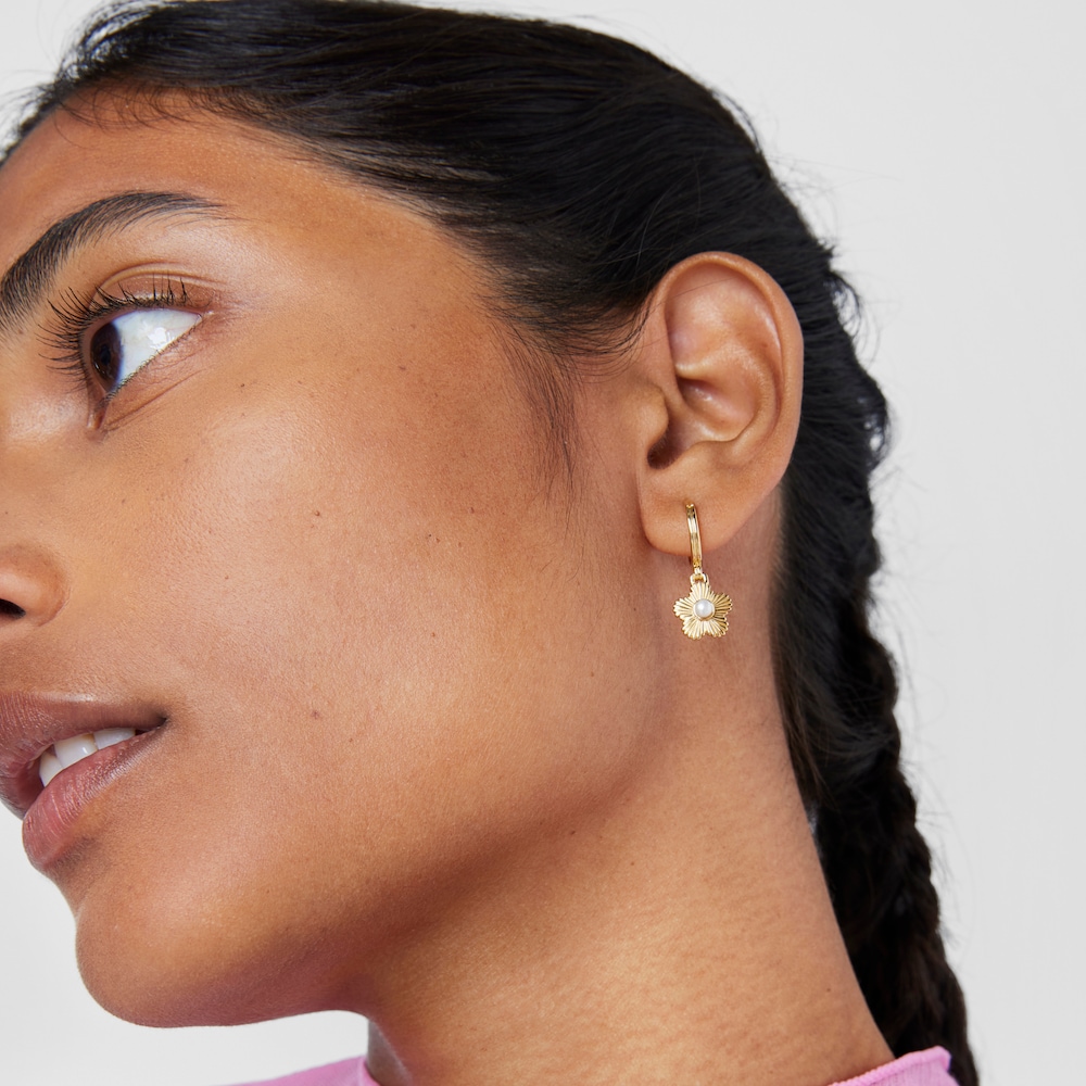 Aretes aro con ba&ntilde;o de oro 18 kt sobre plata flor con perla cultivada Iris Motif