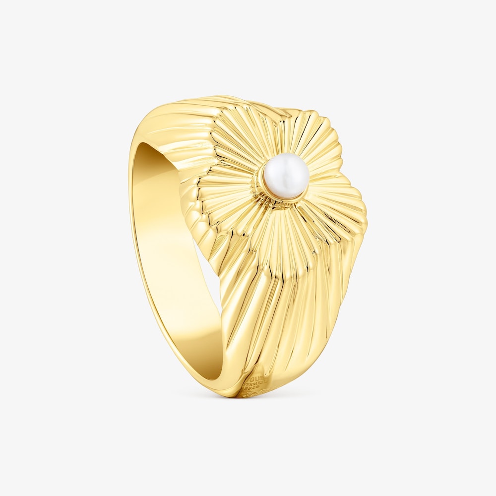 Pečetn&iacute; prsten s&nbsp;květinou z&nbsp;pozlacen&eacute;ho stř&iacute;bra s&nbsp;uměle vypěstovanou perlou Iris Motif