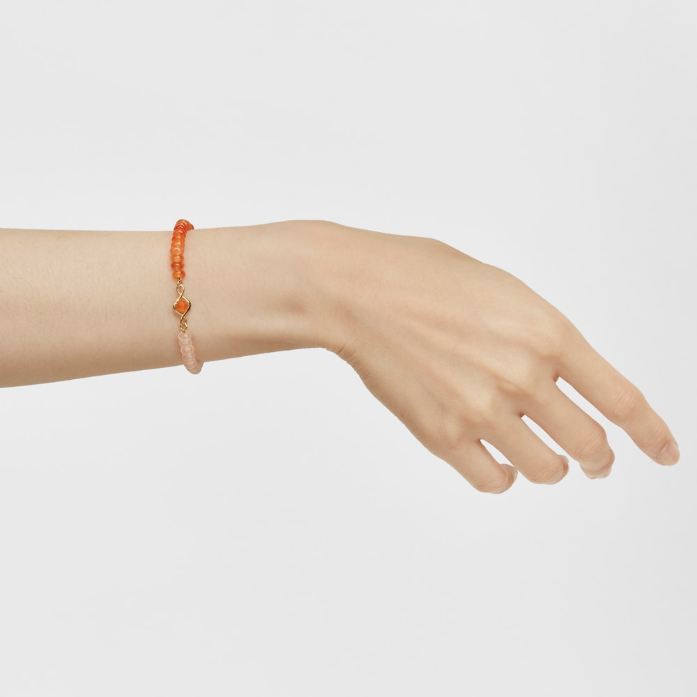 Pulsera el&aacute;stica con ba&ntilde;o de oro 18 kt, cornalina y gemas Alma Motif