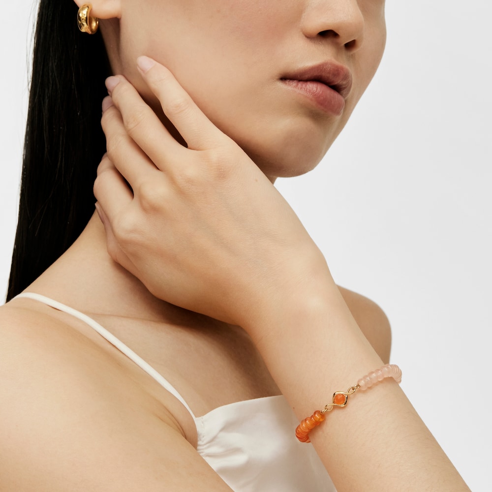 Pulsera el&aacute;stica con ba&ntilde;o de oro 18 kt, cornalina y gemas Alma Motif